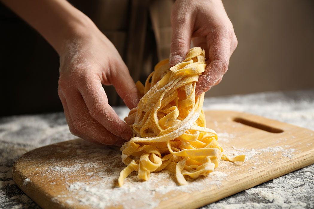 Frau bereitet frische Pasta zu